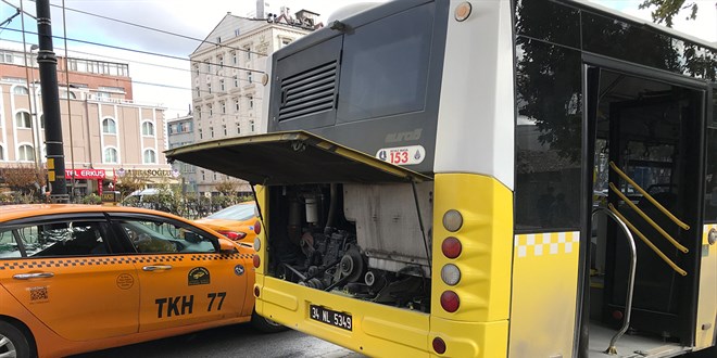 Fatih'te 2 İETT otobüsü çarpıştı: Yaralı yolcular var