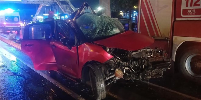 İstanbul'da aydınlatma direğine çarpan otomobilin sürücüsü öldü