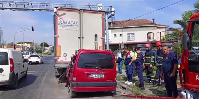 Tırın dorsesine arkadan çarpan hafif ticari araçtaki karı koca öldü