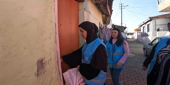 Öğrenciler yurtlardaki fazla yemekleri ihtiyaç sahiplerine ulaştırıyor