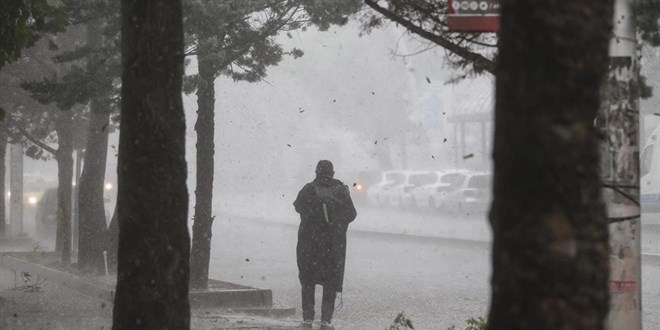 Ankara'da saanak ve kuvvetli frtna etkili oluyor