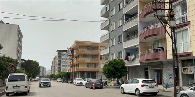 İntihar etmek için 4'üncü kattan atladı, yoldan geçen vatandaşın üzerine düştü