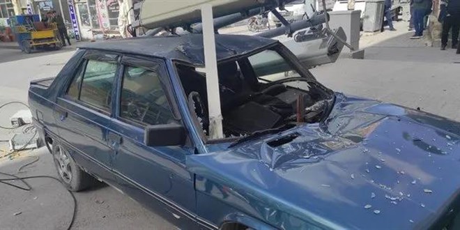 Konya'da fırtına ağaçları devirdi, baz istasyonu otomobilin üstüne düştü