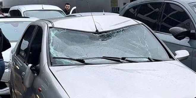Fırtınada dalgaların arasında kaldılar: Onlarca araç zarar gördü
