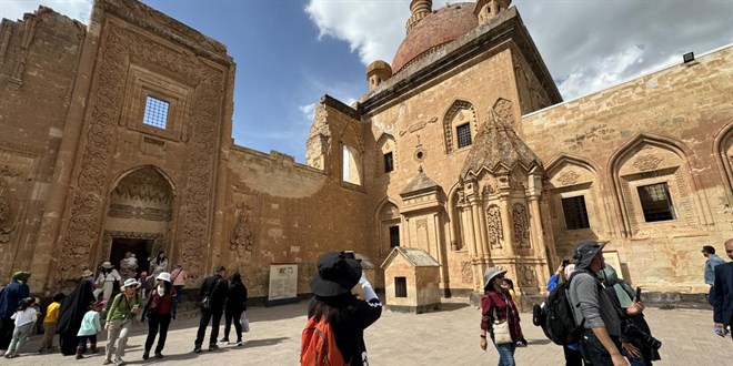 Turistler rotayı İshak Paşa Sarayı'na çevirdi