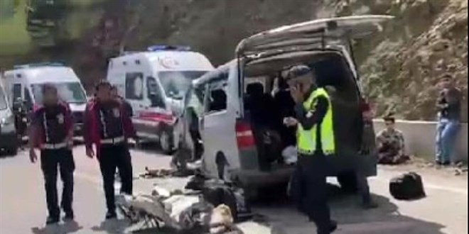Bolu'da 2 minibüs kafa kafaya çarpıştı: 11'i öğrenci 15 yaralı