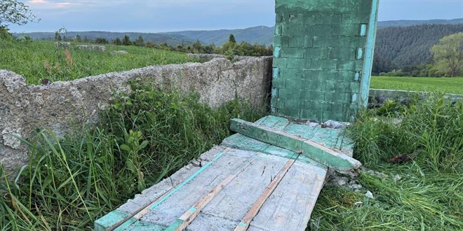 stanbul'da zerine beton blok devrilen 2 kii yaraland