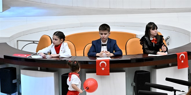 TBMM çocuk özel oturumunu 6. sınıf öğrencisi Aysima yönetti
