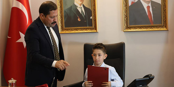 Valinin koltuğunu devralan depremzede Ali'nin sözleri yürek ısıttı