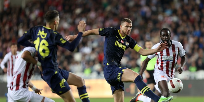 Galatasaray ile Fenerbahçe arasındaki puan farkı 4'e çıktı