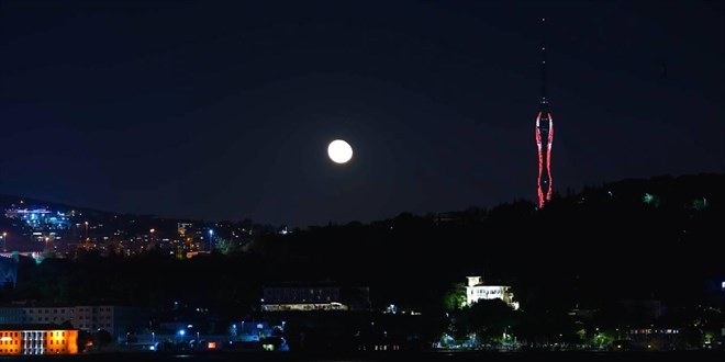 İstanbul'da dolunay Çamlıca Kulesi ile görüntülendi