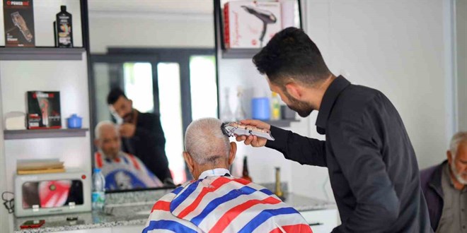Aksaray'da emekliler ücretsiz tıraş ediliyor