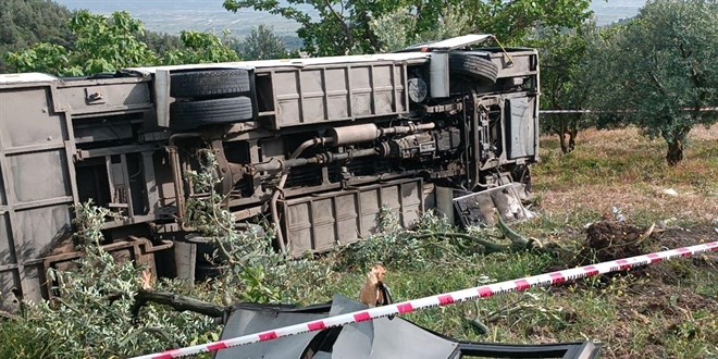 Sakarya'da öğrencileri taşıyan otobüs devrildi: 12 yaralı