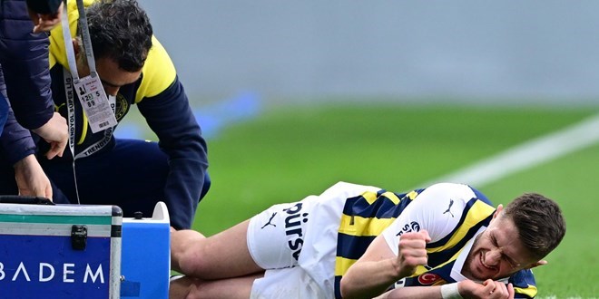 Fenerbahçe'de İsmail Yüksek oyuna devam edemedi