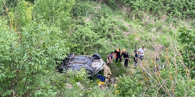 Otomobiliyle uuruma devrildi: 150 metreden yryerek kt