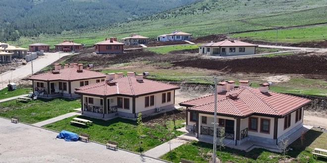 Depremde evleri yklan aile yeni evlerine kavutu