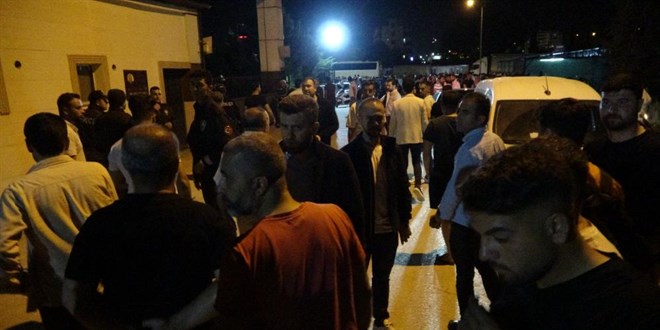 Polislere destek için polis merkezine akın ettiler