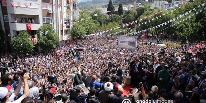 Manisa'da yaklaşık 7 ton mesir macunu halka saçıldı