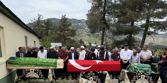 Trafik kazasında ölen uzman çavuş, eşi ve çocuğu toprağa verildi