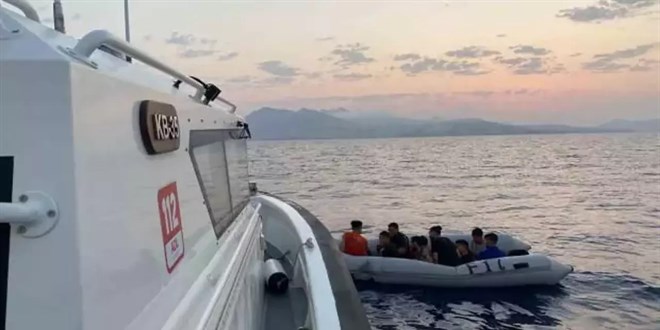 Ayvalık açıklarında 16 düzensiz göçmen yakalandı