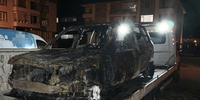 Seyir halindeki otomobil alev aldı, 4 kişilik aile son anda kurtuldu