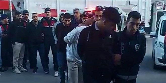 Kargo minibüsü ile göçmen kaçakçılığına suçüstü: 17 tutuklama