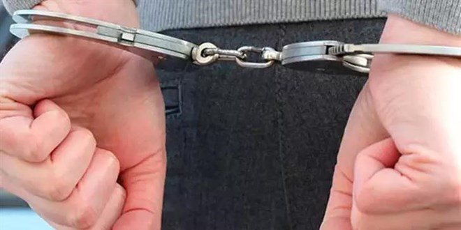 İstiklal Marşı sırasında yüksek sesle müzik açan kadın gözaltına alındı