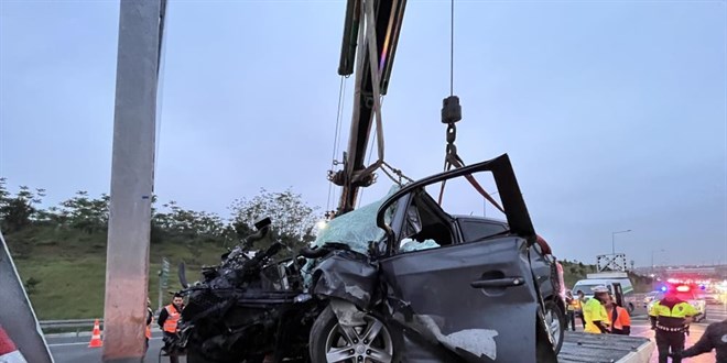 Eyüpsultan'da bariyere saplanan aracın sürücüsü hayatını kaybetti