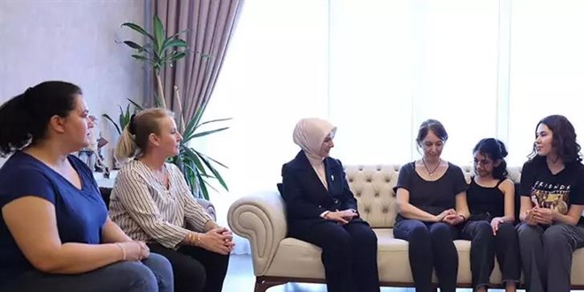 Bakan Göktaş'tan, 23 Nisan'da makamına oturan şehit kızına ziyaret