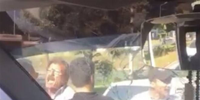 Yol verme tartışmasında öğrenci servisine sopayla saldırdılar