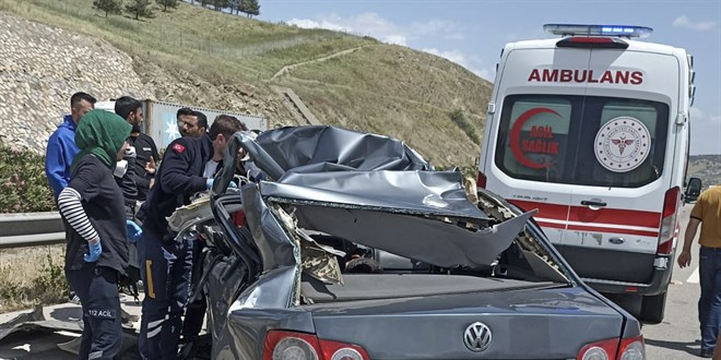 Tıra arkadan çarpan otomobildeki 1 kişi öldü, 1 kişi yaralandı