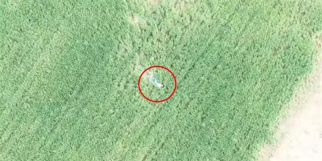Polisten kaçıp otomobille tarlaya giren şüpheliler, dronla tespit edilip yakalandı