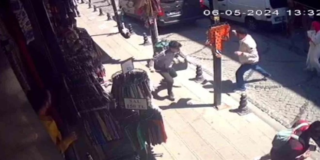 Kendisinden alışveriş yapmayan turisti bıçaklayıp kaçtı