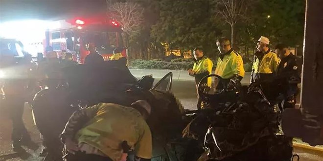 Ankara'da otomobil park halindeki kamyona çarptı: 1 ölü