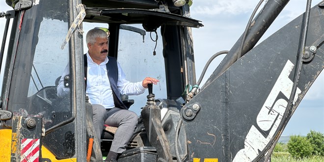 Başkan seçildiği belediyede işçi olarak çalışmaya devam ediyor