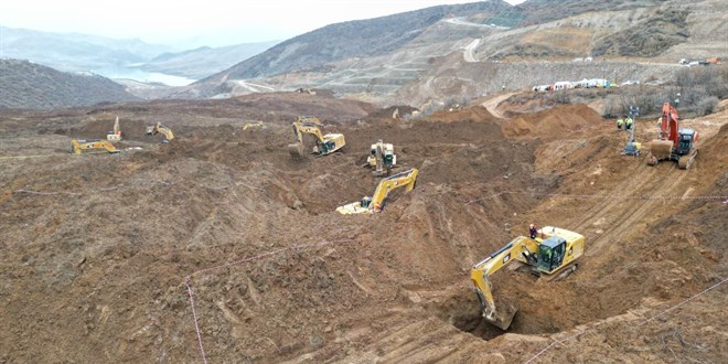 Heyelan nedeniyle maden ocandan 180 bin kamyon toprak tand