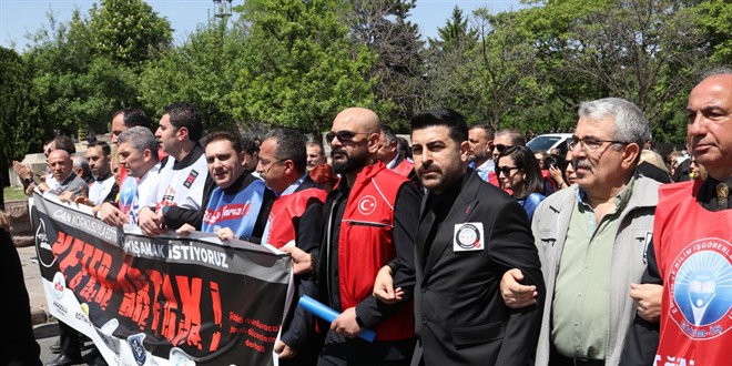 Şehit Öğretmen Oktugan için Kamu Birliği Konfederasyonu eylemdeydi