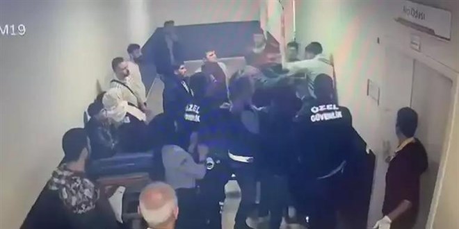 Sedyeden kalkıp doktora saldırdı