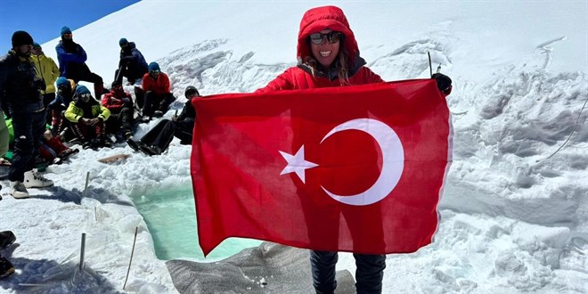 Deniz Kayadelen, Everest'in tepesinde yüzerek dünya rekoruna imza attı