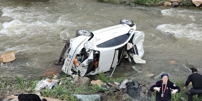 Erzincan'da dereye devrilen otomobildeki 1 kişi öldü, 1 kişi yaralandı