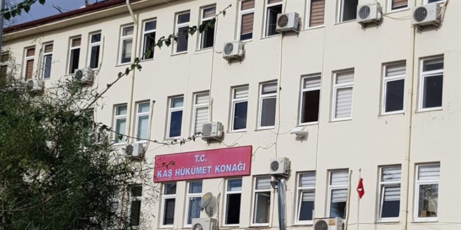 Adliyede tuvalet kavgası! Başsavcı, avukatı polis zoruyla dışarı çıkardı