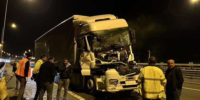 Kağıt gibi ezilen tırdan yara almadan kurtuldu