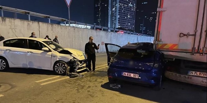 Küçükçekmece'de zincirleme trafik kazası: 2 yaralı