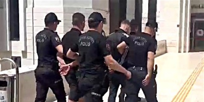 Taksiciyi dövdüler, telefonu alıp kaçarken polise yakalandılar
