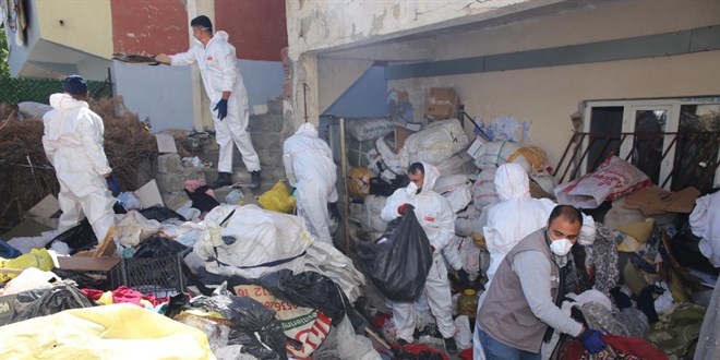 Kötü koku yayılan evden 20 ton çöp çıktı