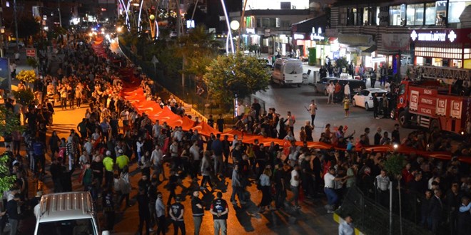 Şırnak'ta 300 metrelik Türk bayrağıyla fener alayı
