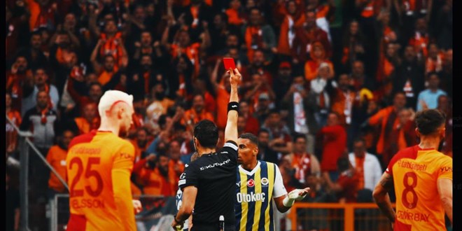 Derbide kırmızı kart: Fenerbahçe 10 kişi kaldı
