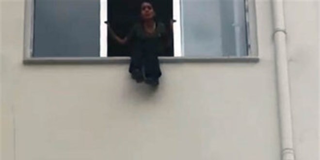 Taşınması kararı alınan okulda, pencereye çıkıp atlamaya kalkıştı
