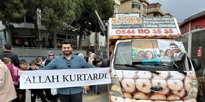 Sevgilisi terk etti, 'Allah kurtardı' pankartıyla lokma dağıttı