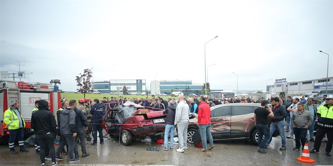 Bursa'da karşı şeride geçerek otomobille çarpışan araçtaki 2 kişi öldü